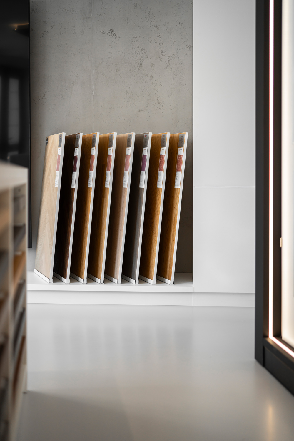 Modern gestalteter Empfangsbereich im Ladendesign – Interior Design Oberbayern