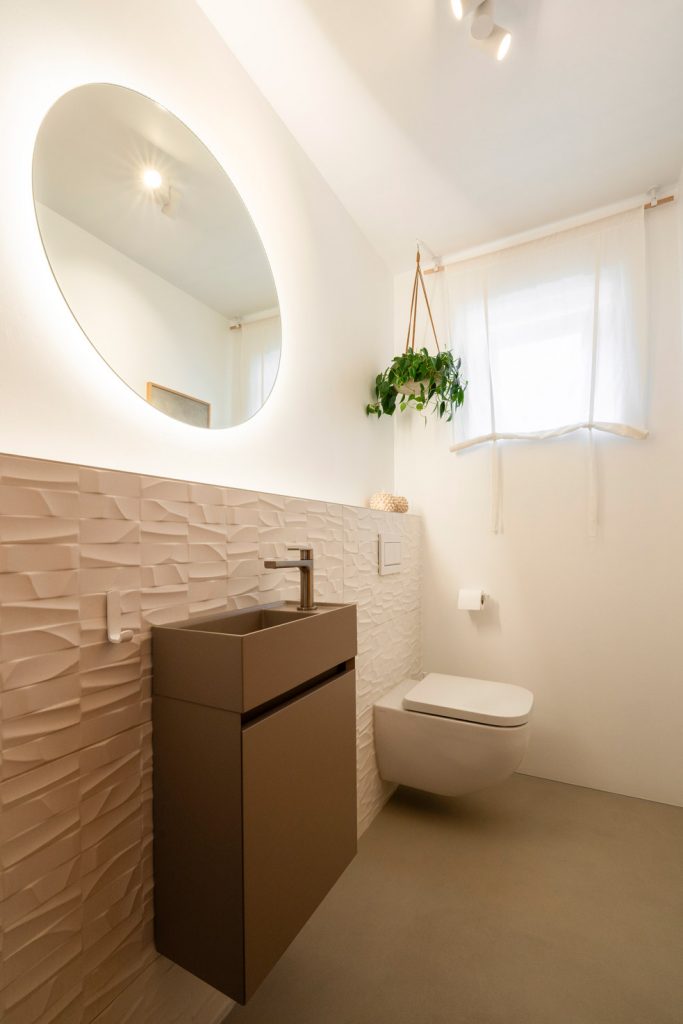Saniertes Gästebad mit moderner Badgestaltung, hochwertigen Materialien und kompakter Planung für ein funktionales kleines Badezimmer.