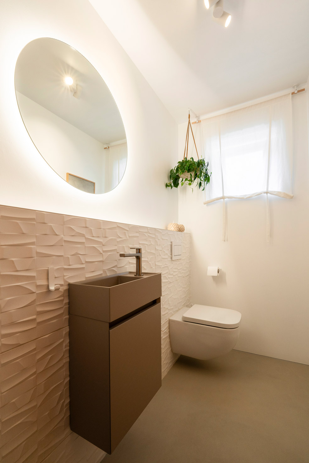 Saniertes Gästebad mit moderner Badgestaltung, hochwertigen Materialien und kompakter Planung für ein funktionales kleines Badezimmer.