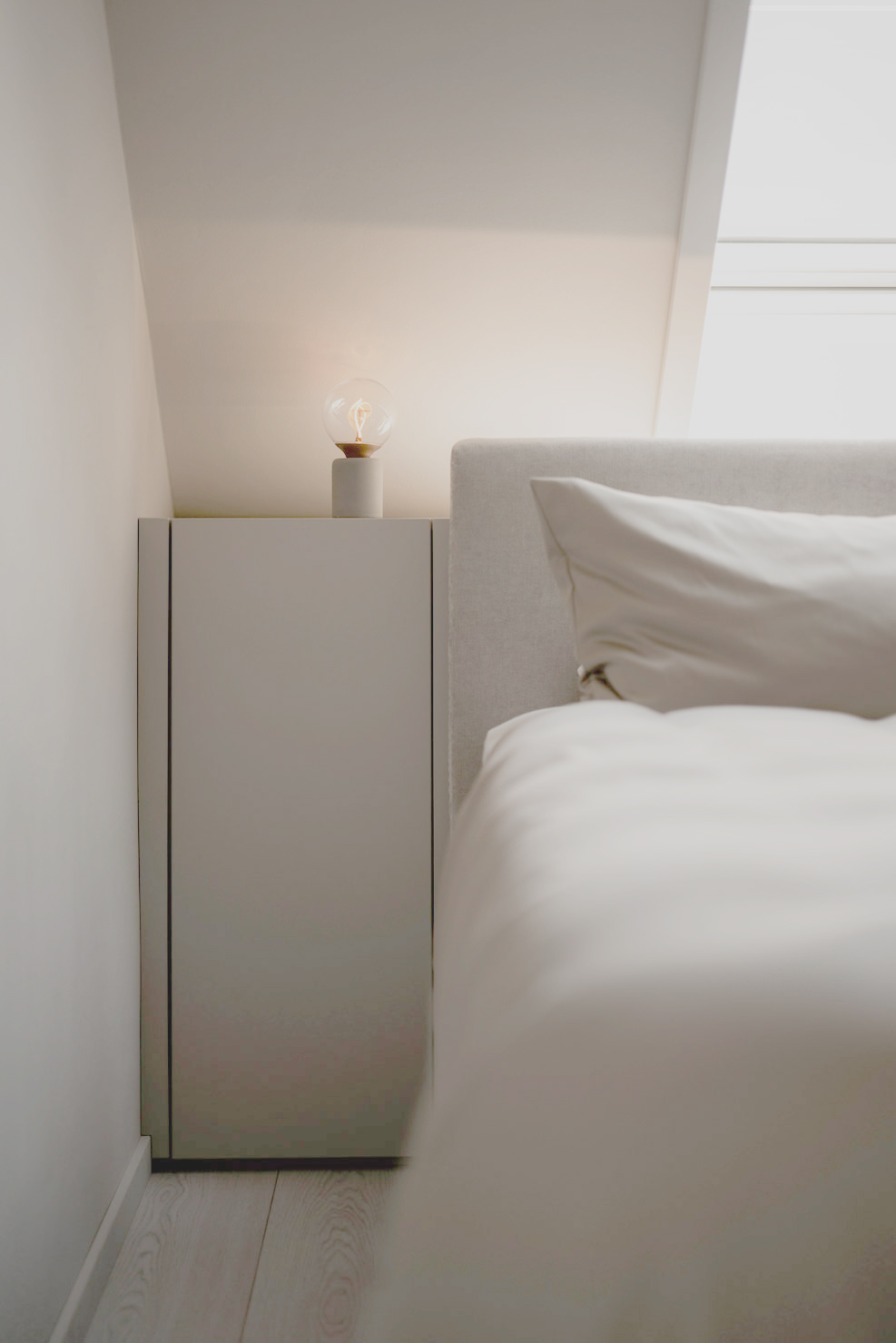 Modernes Schlafzimmer mit ruhiger Farbgestaltung, indirekter Beleuchtung und hochwertigem Interior Design.