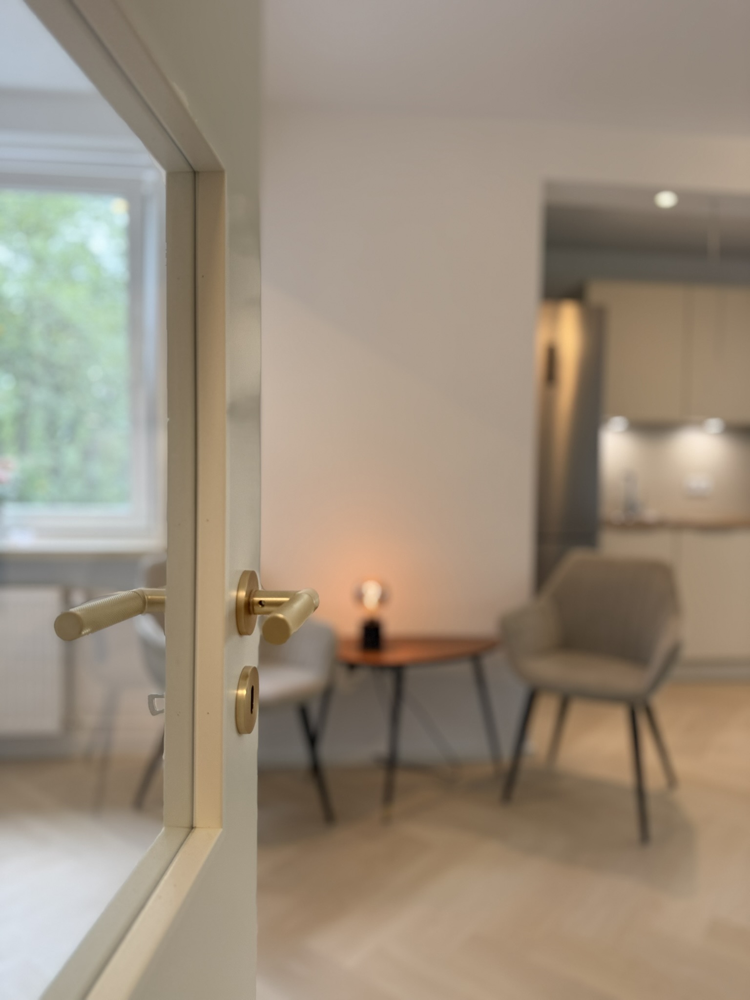 ernsaniertes und möbliertes 1-Zimmer-Apartment in München nach vollständiger Sanierung – modernes Raumkonzept mit optimierter Möblierung für eine rentable Vermietung.