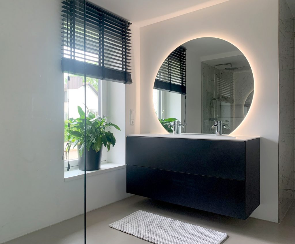 Modern saniertes Badezimmer mit fugenlosem Boden und Marmorfliesen in Pfaffenhofen an der Ilm