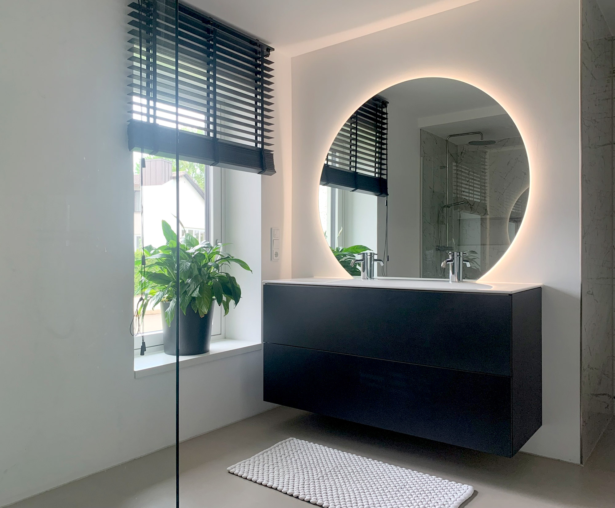 Modern saniertes Badezimmer mit fugenlosem Boden und Marmorfliesen in Pfaffenhofen an der Ilm