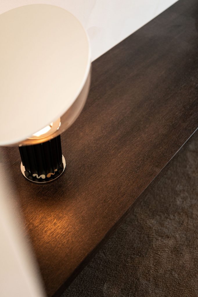 Designer Tischleuchte Flos im Schlafzimmer